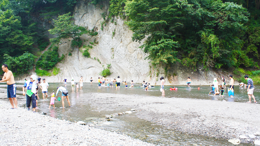 *【秩父ふるさと村】プライベートリバーでは魚のつかみ取りやいかだ下りなどの体験もあります。