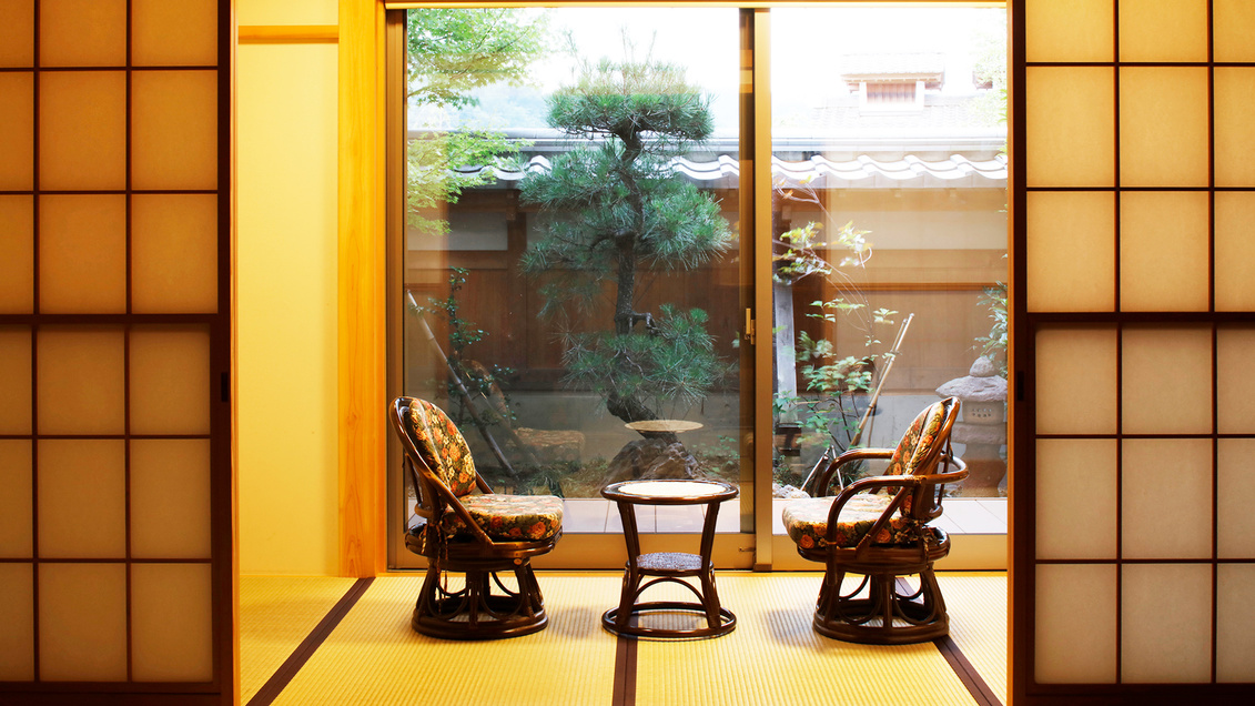 *【和室15畳】庭園を眺めながらゆっくりとした時間を過ごせる和室。
