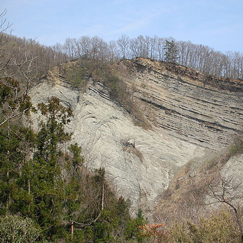 【ようばけ】白い岩肌をみせている大きな崖があり、この崖を「ようばけ」と呼んでいまます。