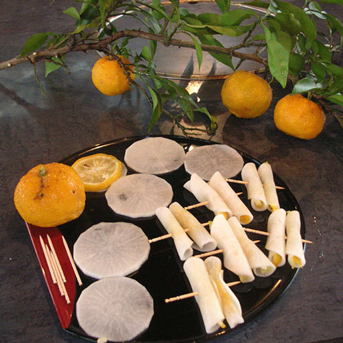 【柚子と柚子巻き】季節の素材を利用した一品です。※お料理は一例です。