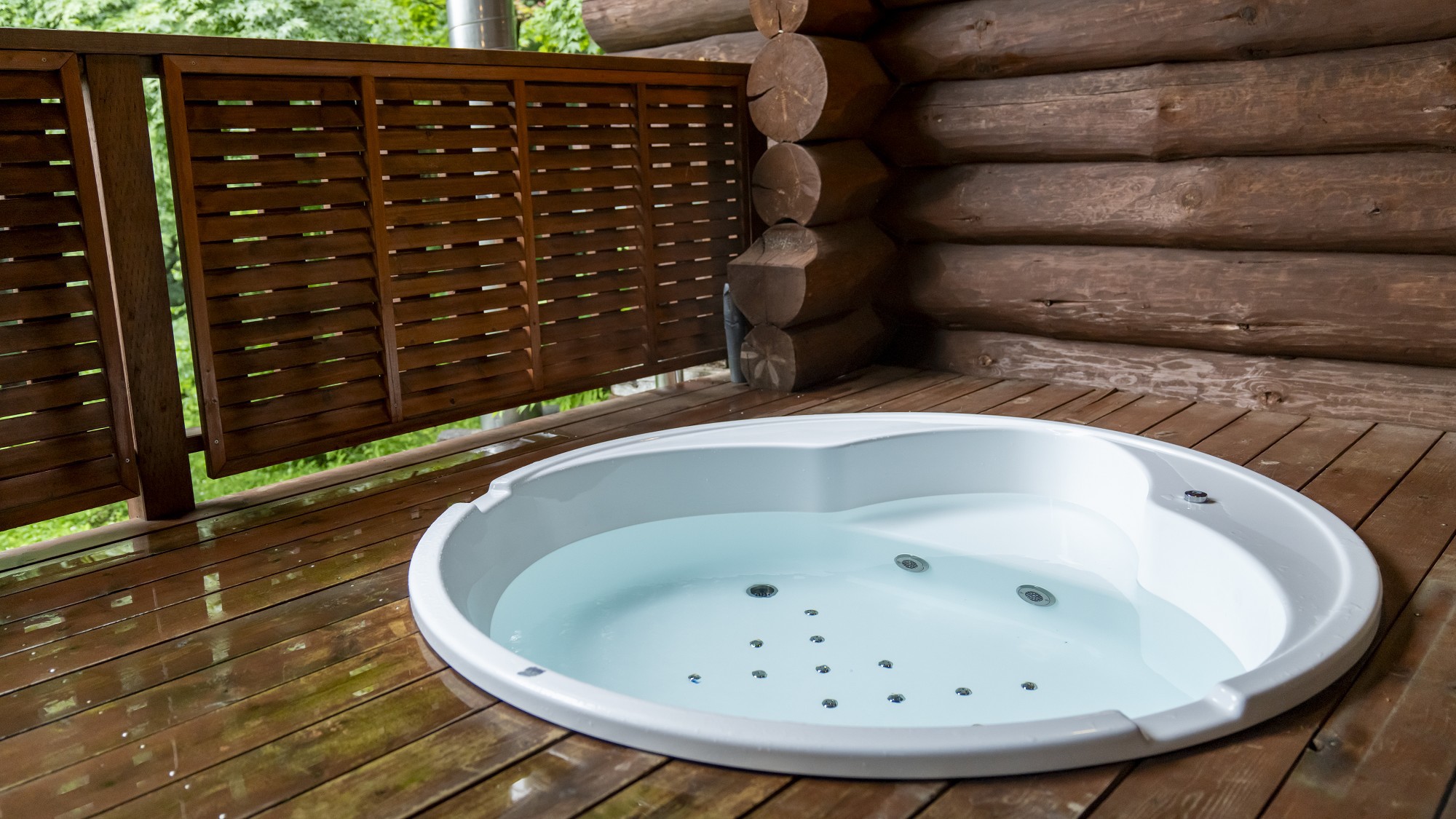 【露天ジャグジー】爽やかな風が通り過ぎるジャグジー（温泉ではありません）