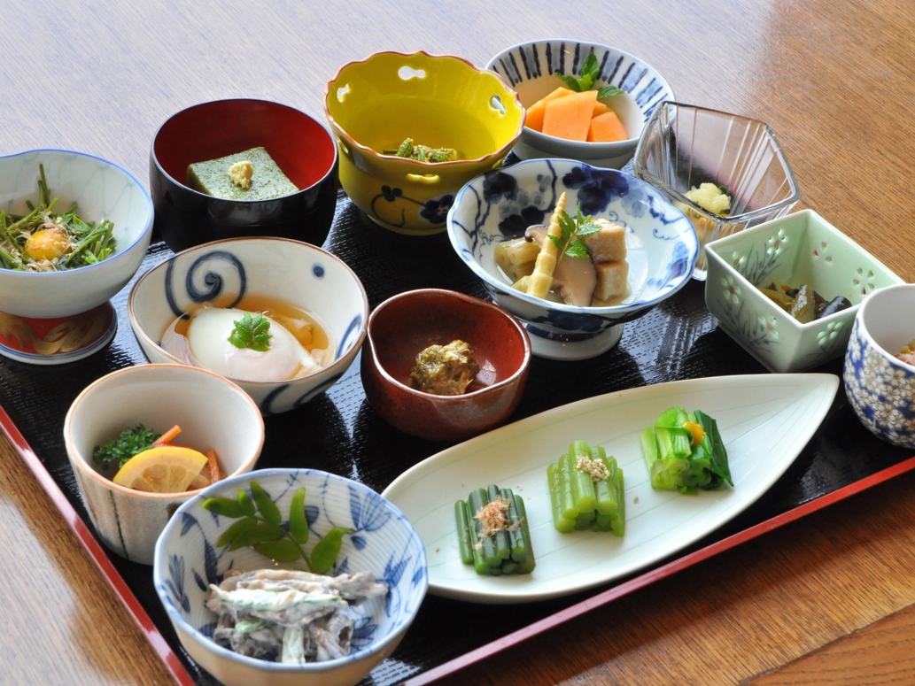 【旬菜季節膳】季節の山の幸を小鉢料理で種類豊富にご用意