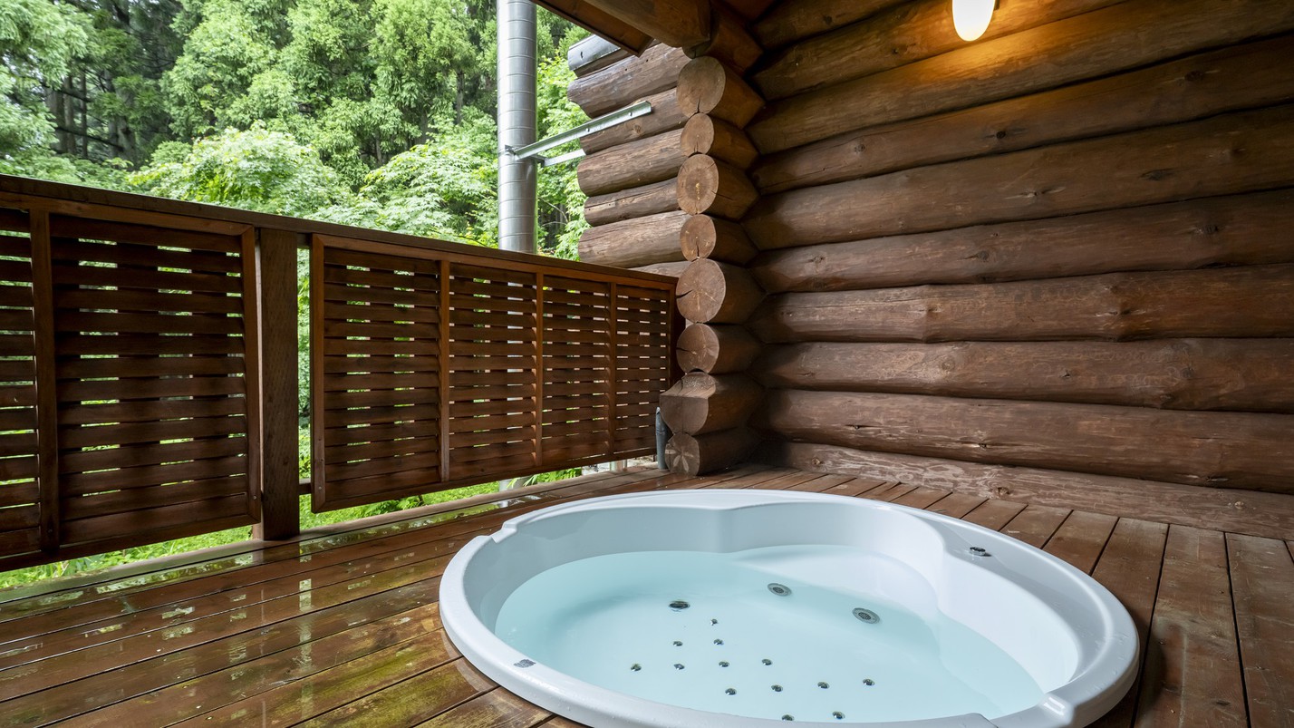 【露天ジャグジー】ログハウスのお風呂併設のジャグジー（温泉ではありません）