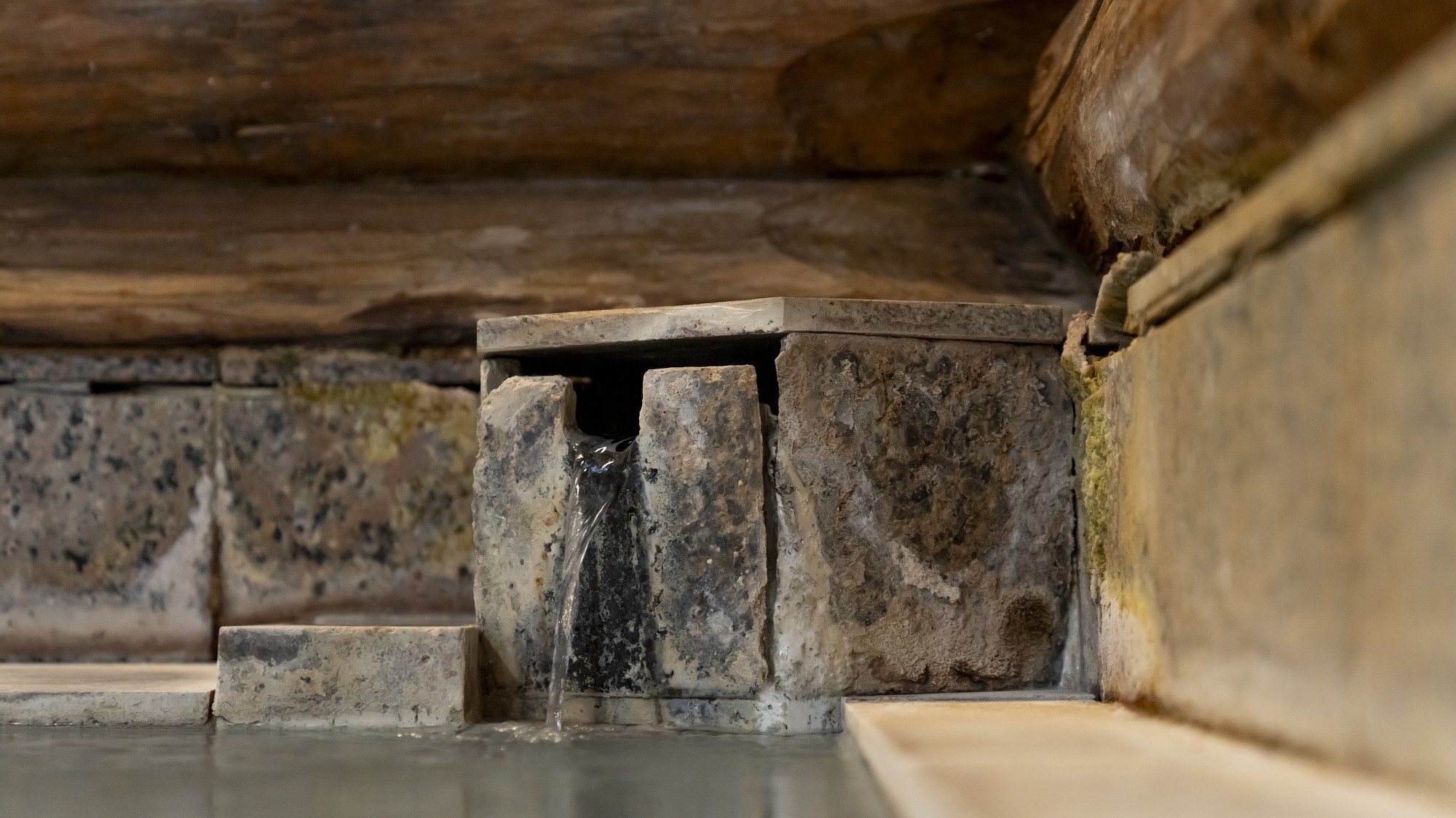 【ログハウス大浴場】『真湯』を源泉とするかけ流し（低温時加温循環）の温泉です。