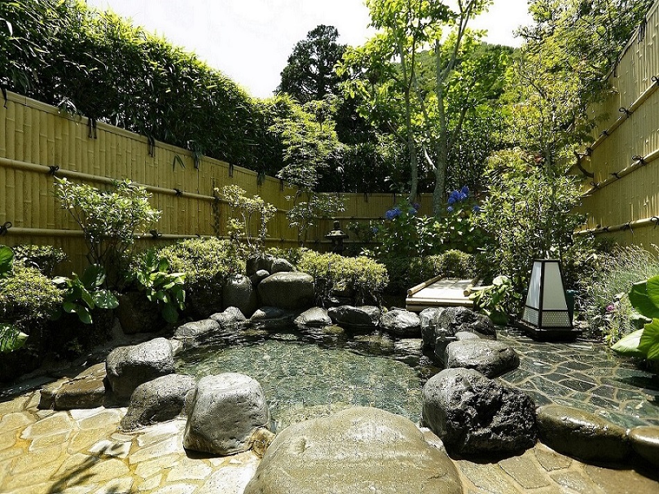 木々に囲まれた庭園露天風呂