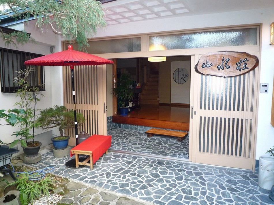 山水荘玄関