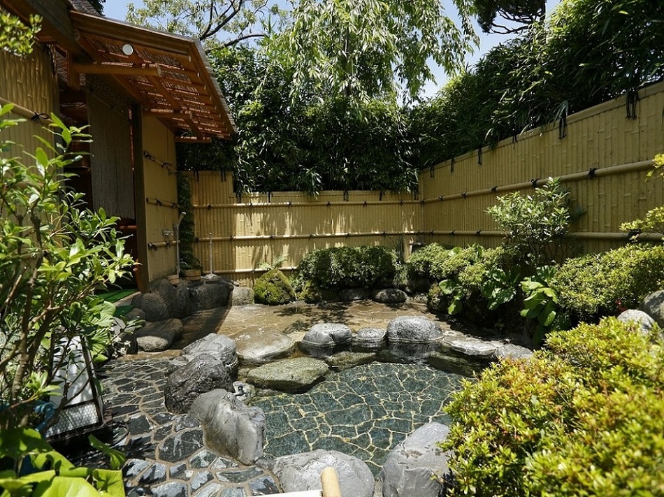 木々に囲まれた露天風呂