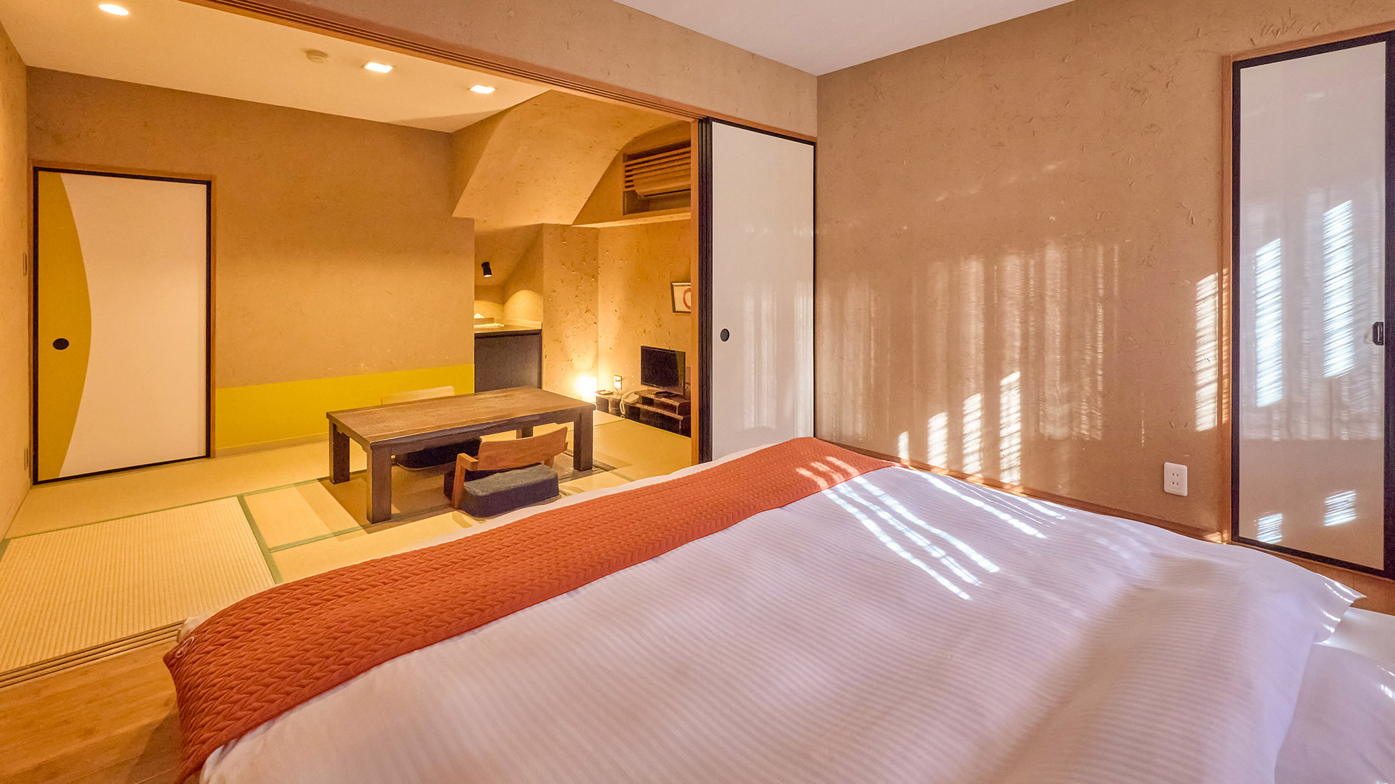 ・【藤黄（とうおう）】襖と壁にはアクセントとなるからし色をポイントとした、おしゃれなお部屋です