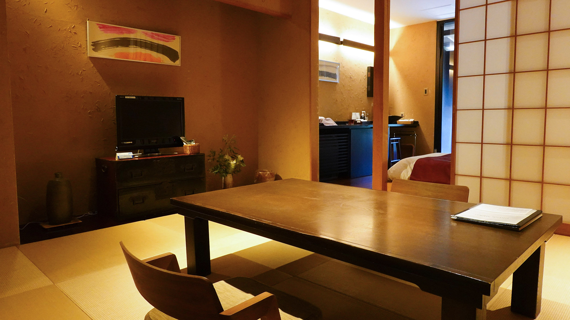 ・【蘇芳（すおう）】ゆったりとしたお部屋でテレビを観ながらおくつろぎください