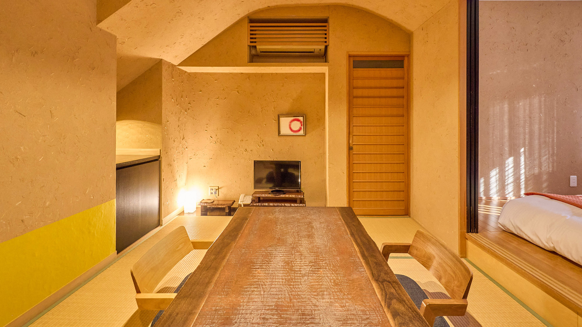 ・【藤黄（とうおう）】素朴な土壁が心を穏やかに包み込んでくれる癒され和モダンなお部屋です