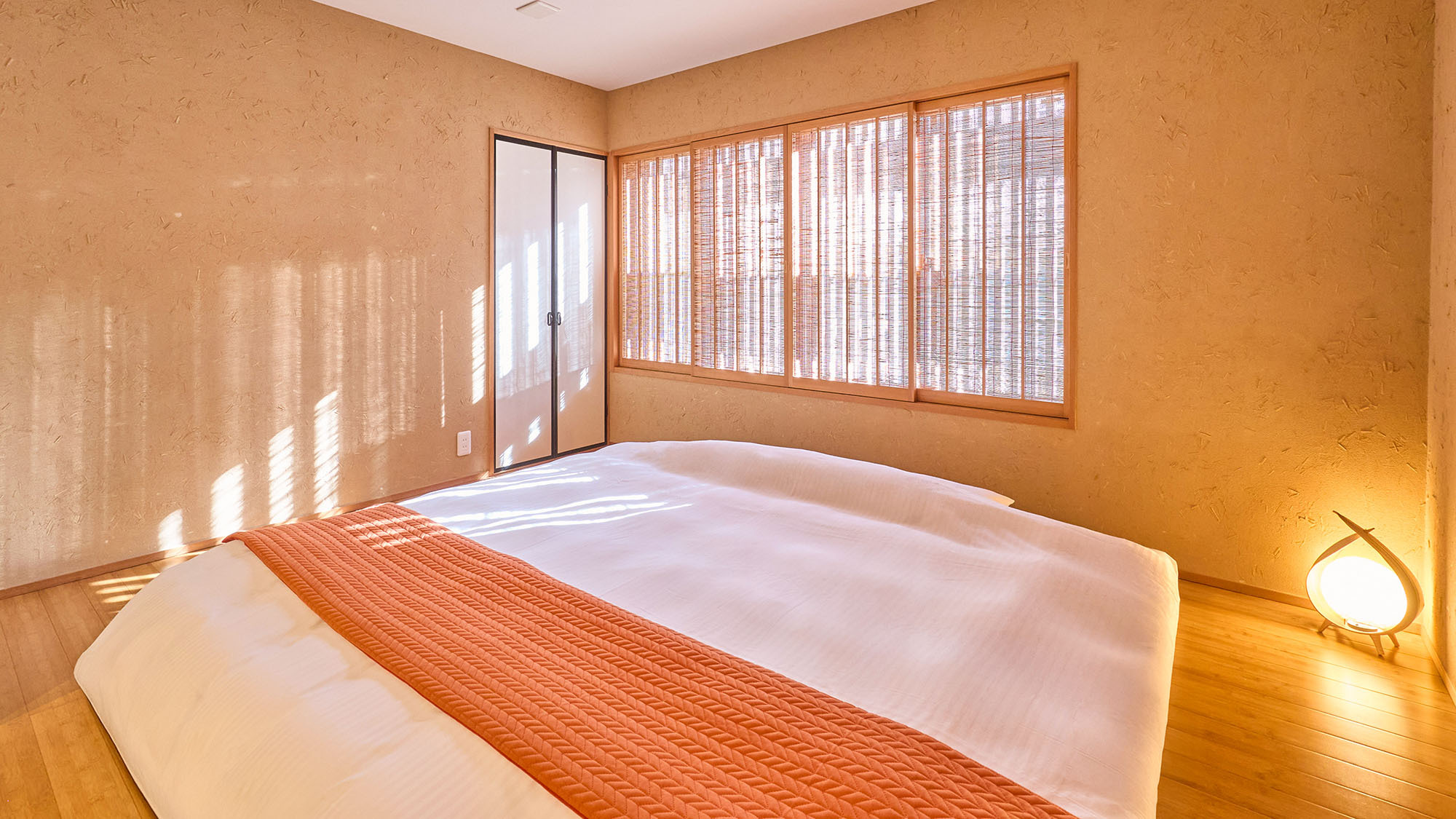 ・【藤黄（とうおう）】2人で横になっても寝返りができる十分な広さを持つダブルベッド