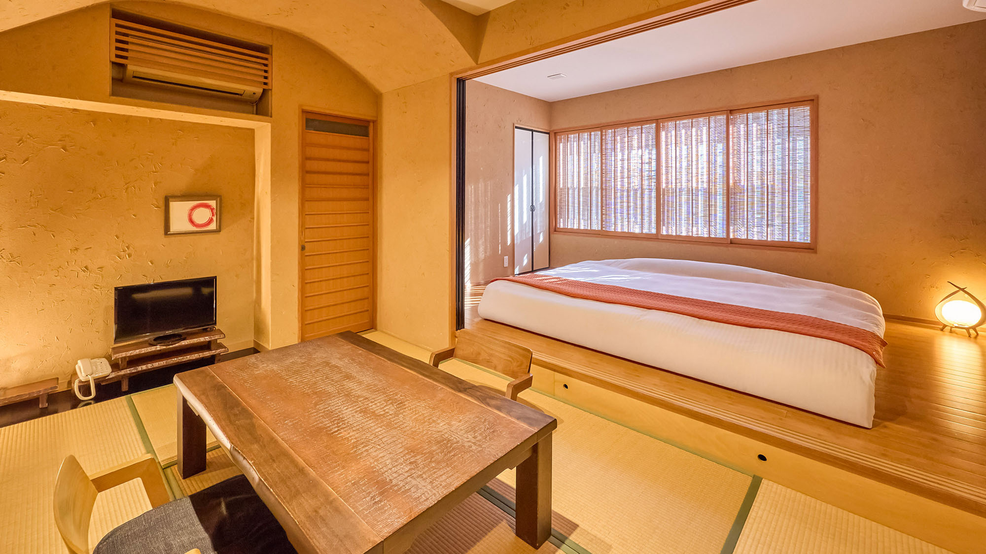 ・【藤黄（とうおう）】小上がりの寝室と畳のリビング。居心地の良いお部屋です