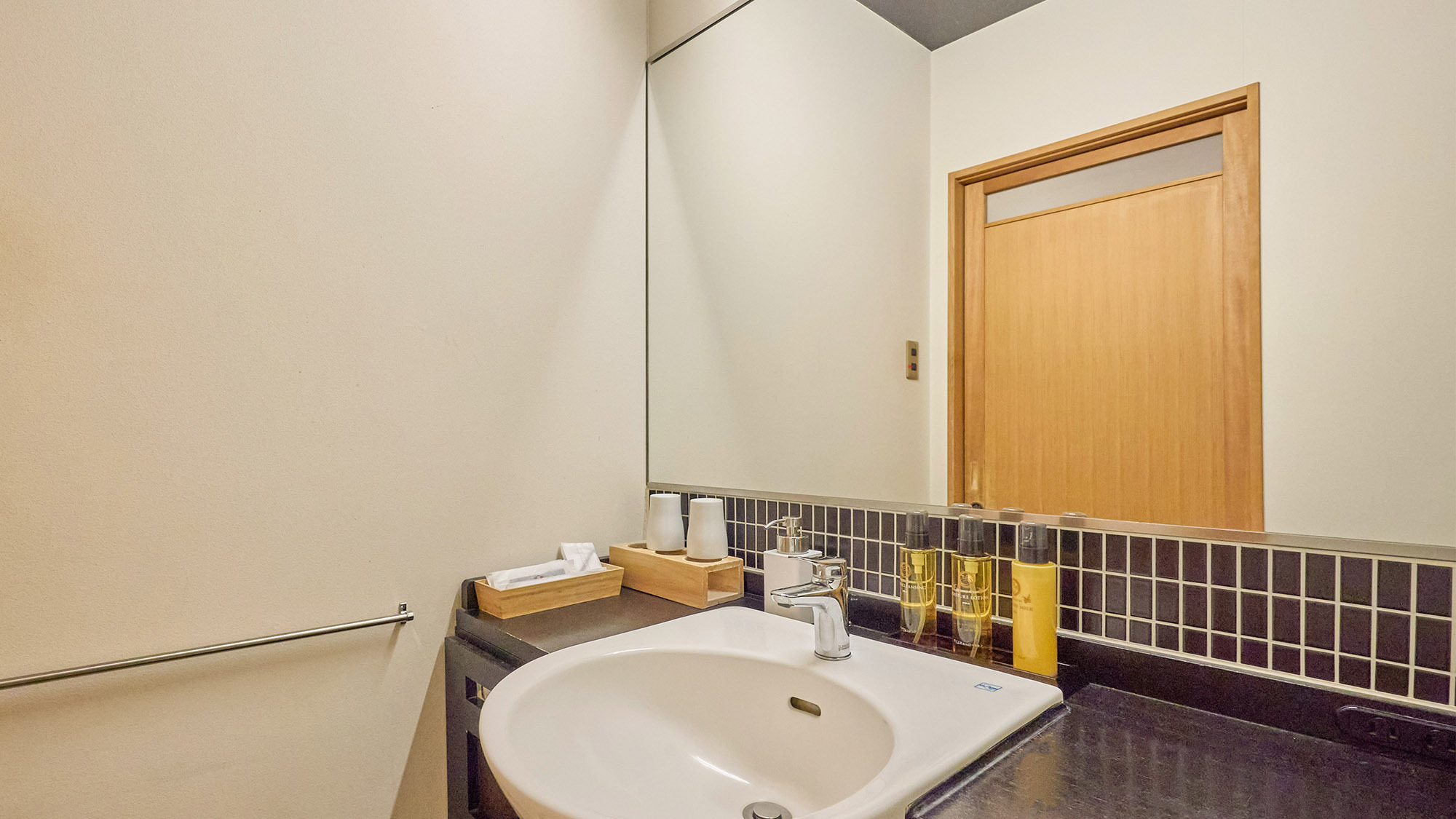 ・【藤黄（とうおう）】お化粧やスキンケアもしやすい広々とした洗面台