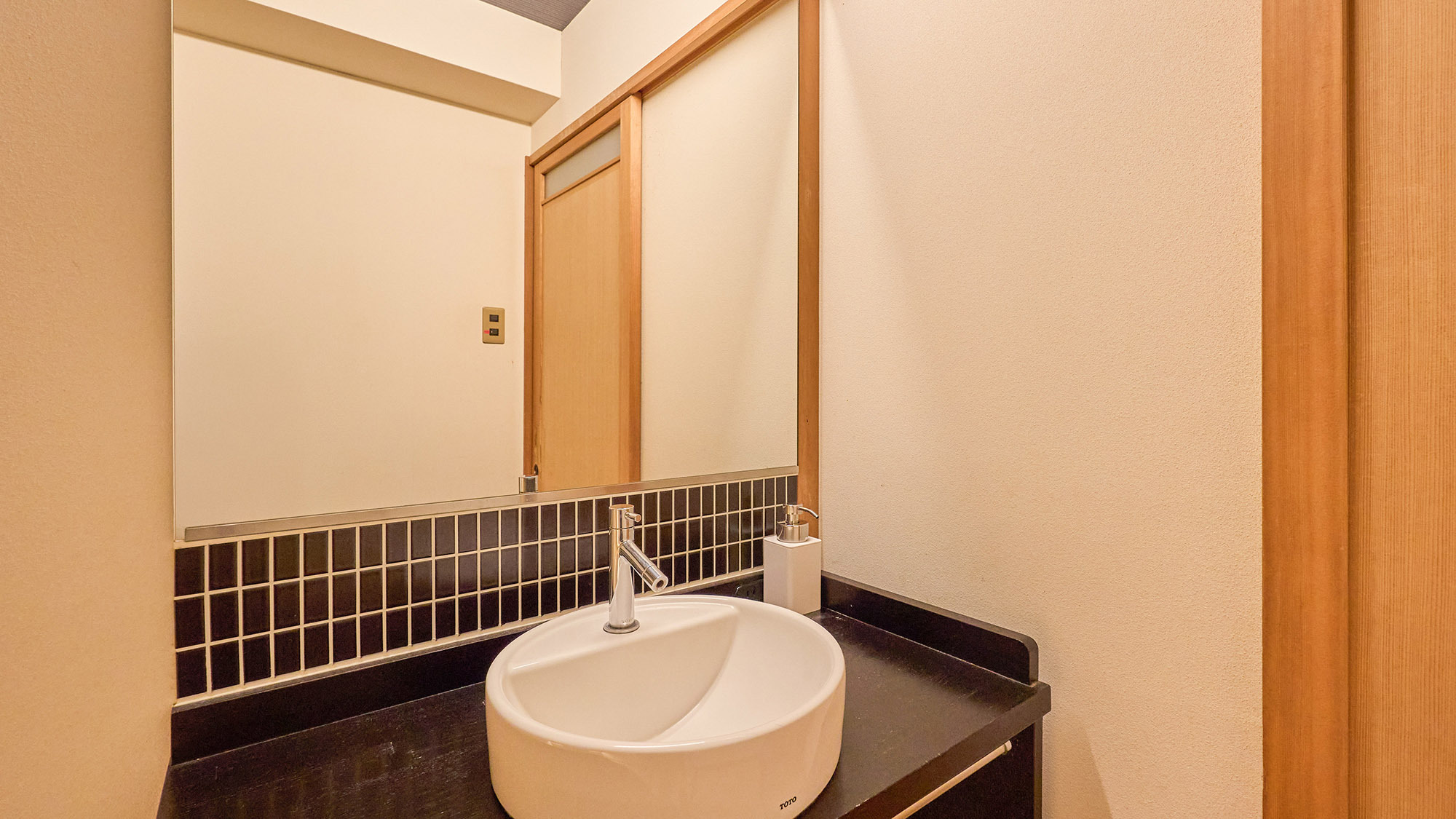 ・【琥珀（こはく）】お化粧やスキンケアもしやすい洗面台