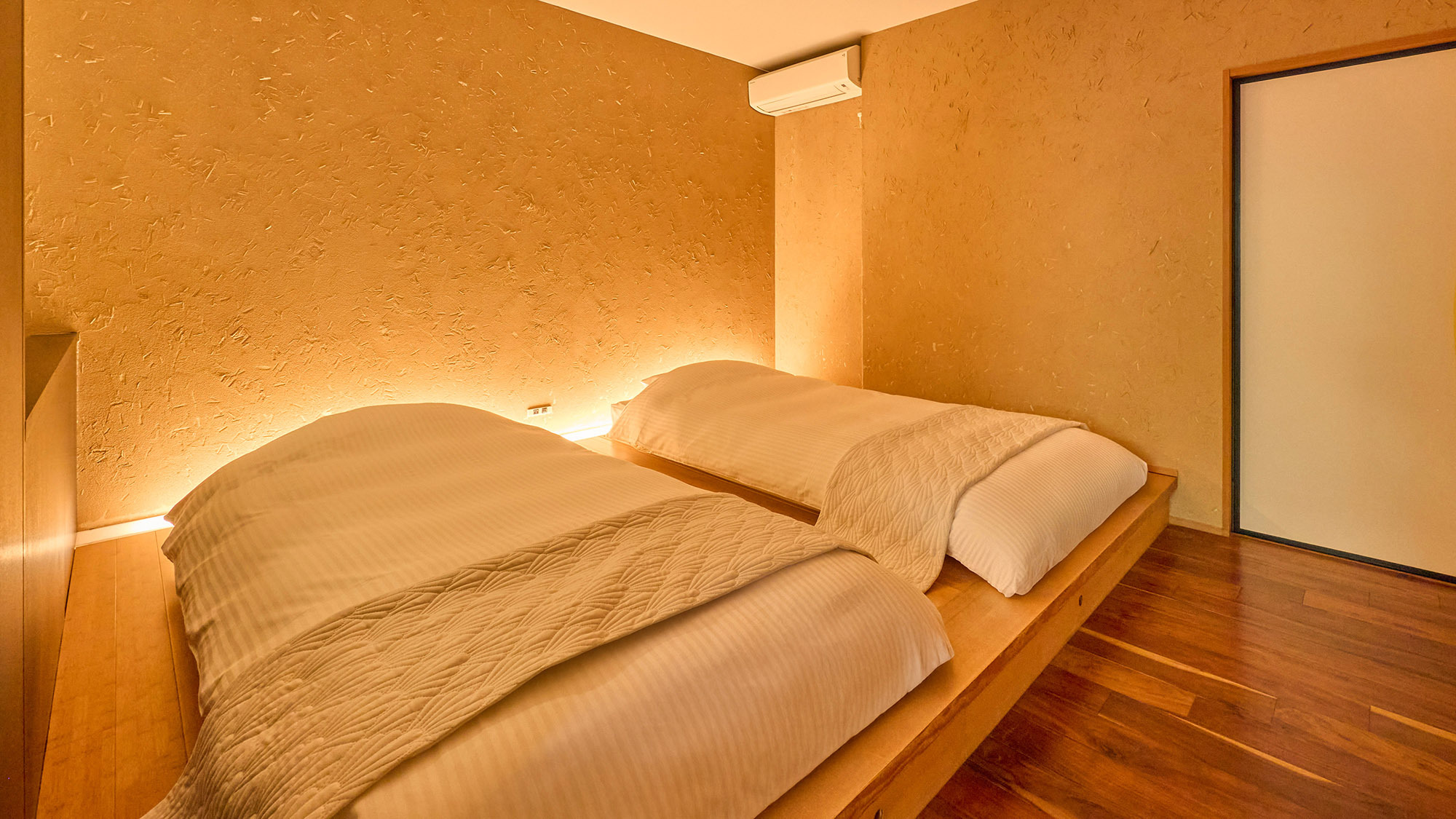 ・【琥珀（こはく）】ベッドの近くにエアコンを設置。快適な空調でお休みいただけます