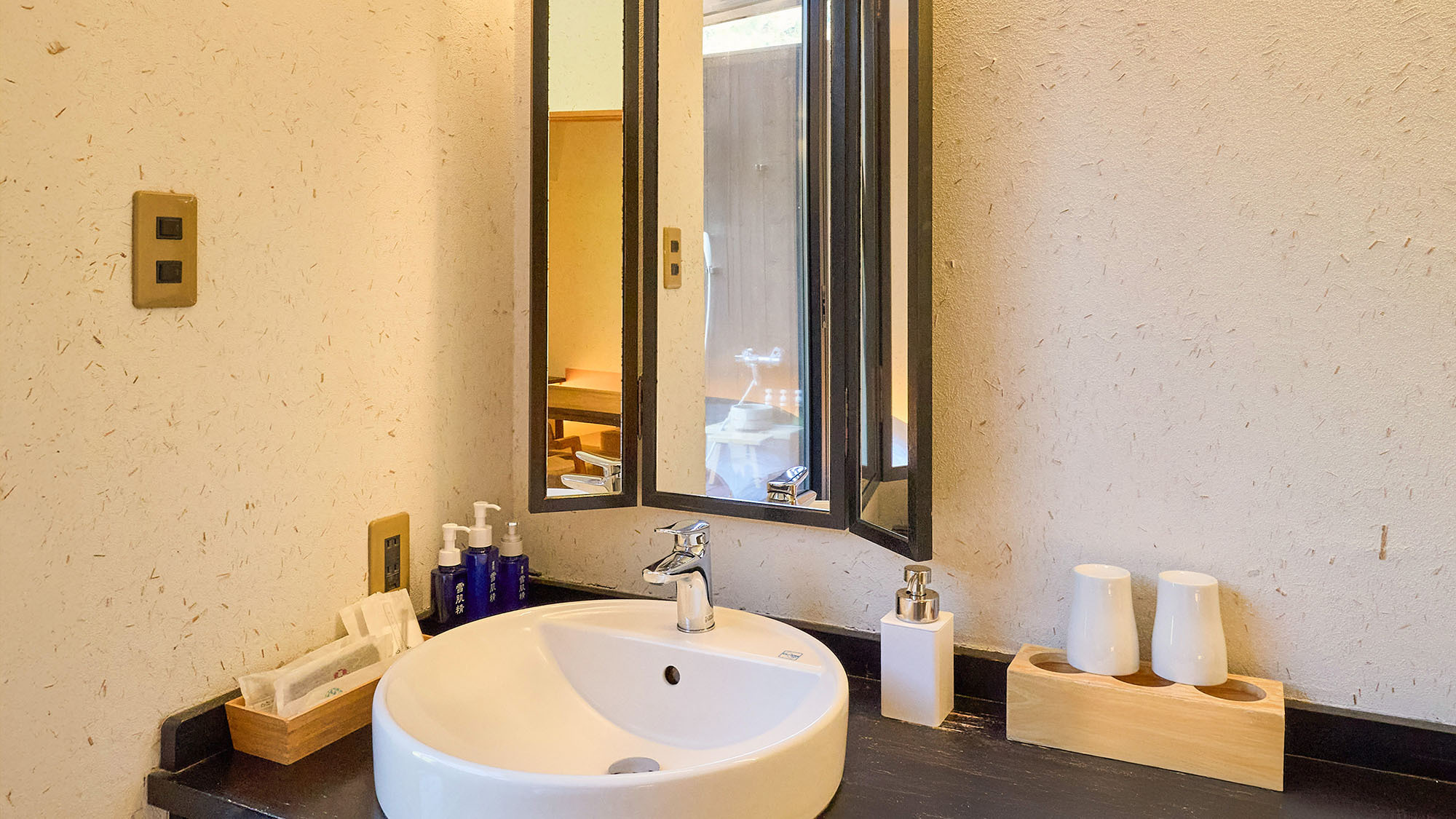 ・【紫苑（しおん）】お化粧やスキンケアもしやすい広々とした洗面台