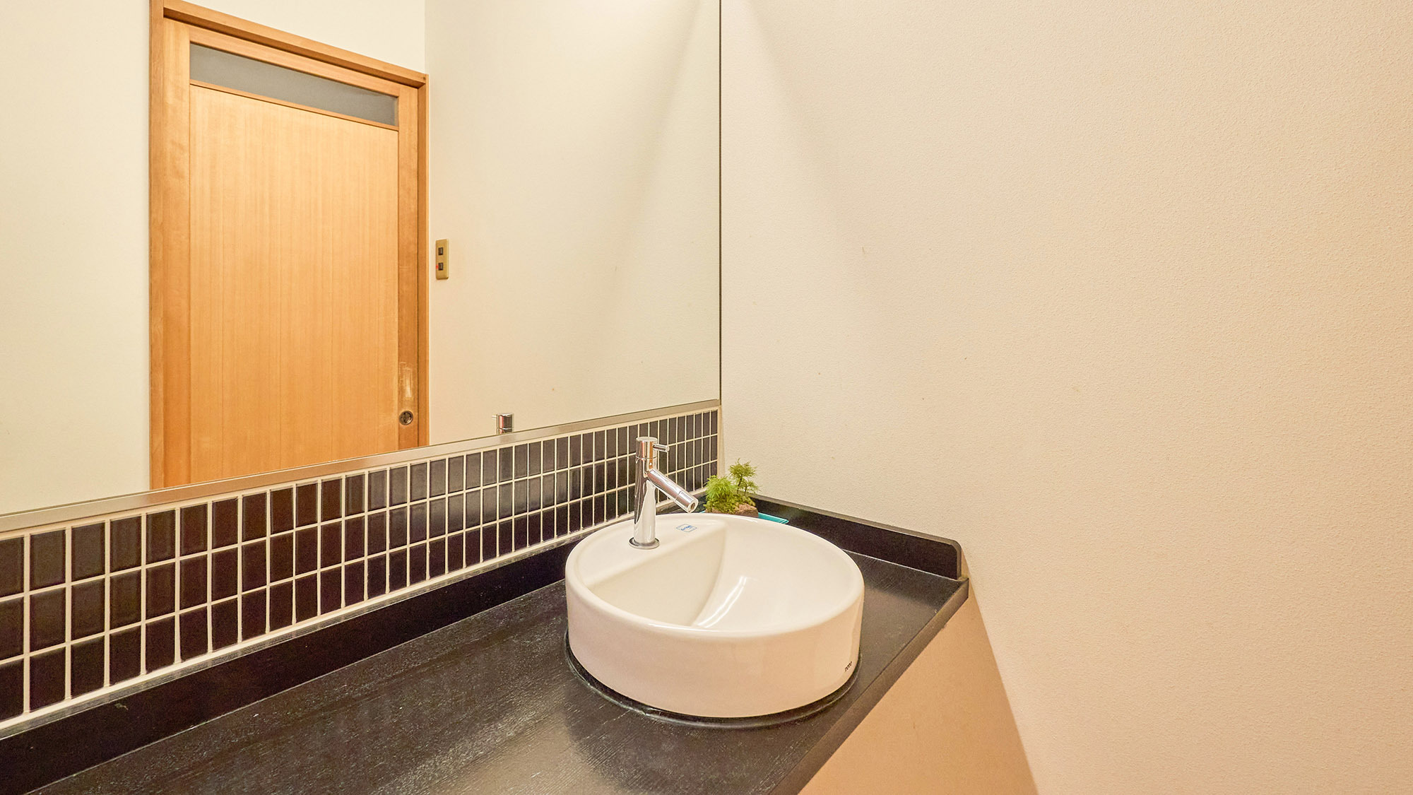 ・【蘇芳（すおう）】お化粧やスキンケアもしやすい広々とした洗面台