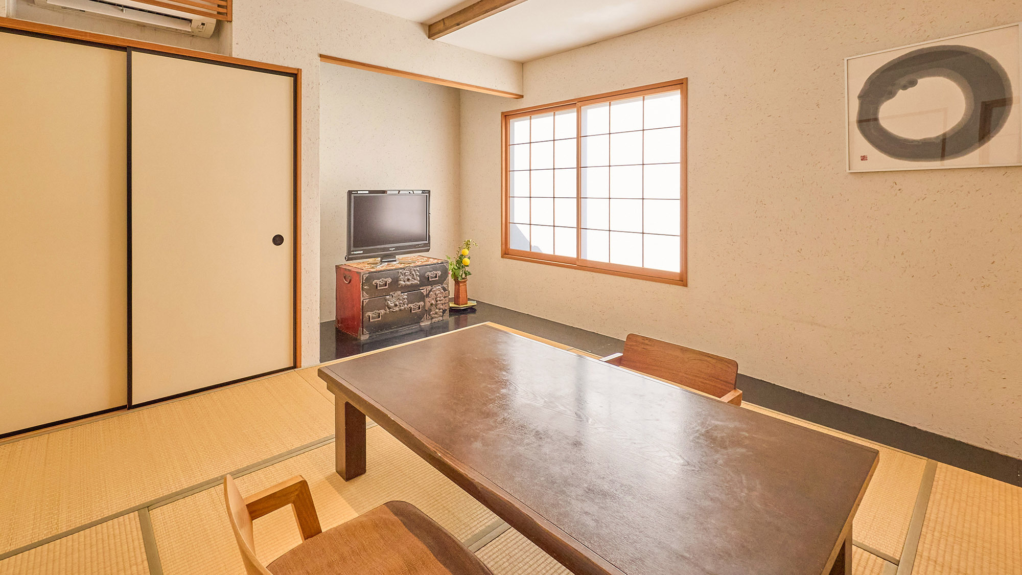 ・【海松（みる）】テレビ台はアンティークな古民具。お部屋のアクセントとして和の魅力を引き出しています