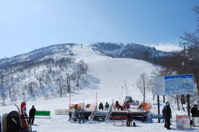 かぐらゴンドラ下りると、かぐらのメインゲレンデが皆様の挑戦を楽しみに待ってますよ。