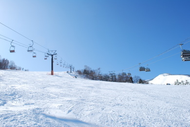 かぐらメインゲレンデからの滑り降りる途中の1枚です。先は、まだまだ長いですよ！