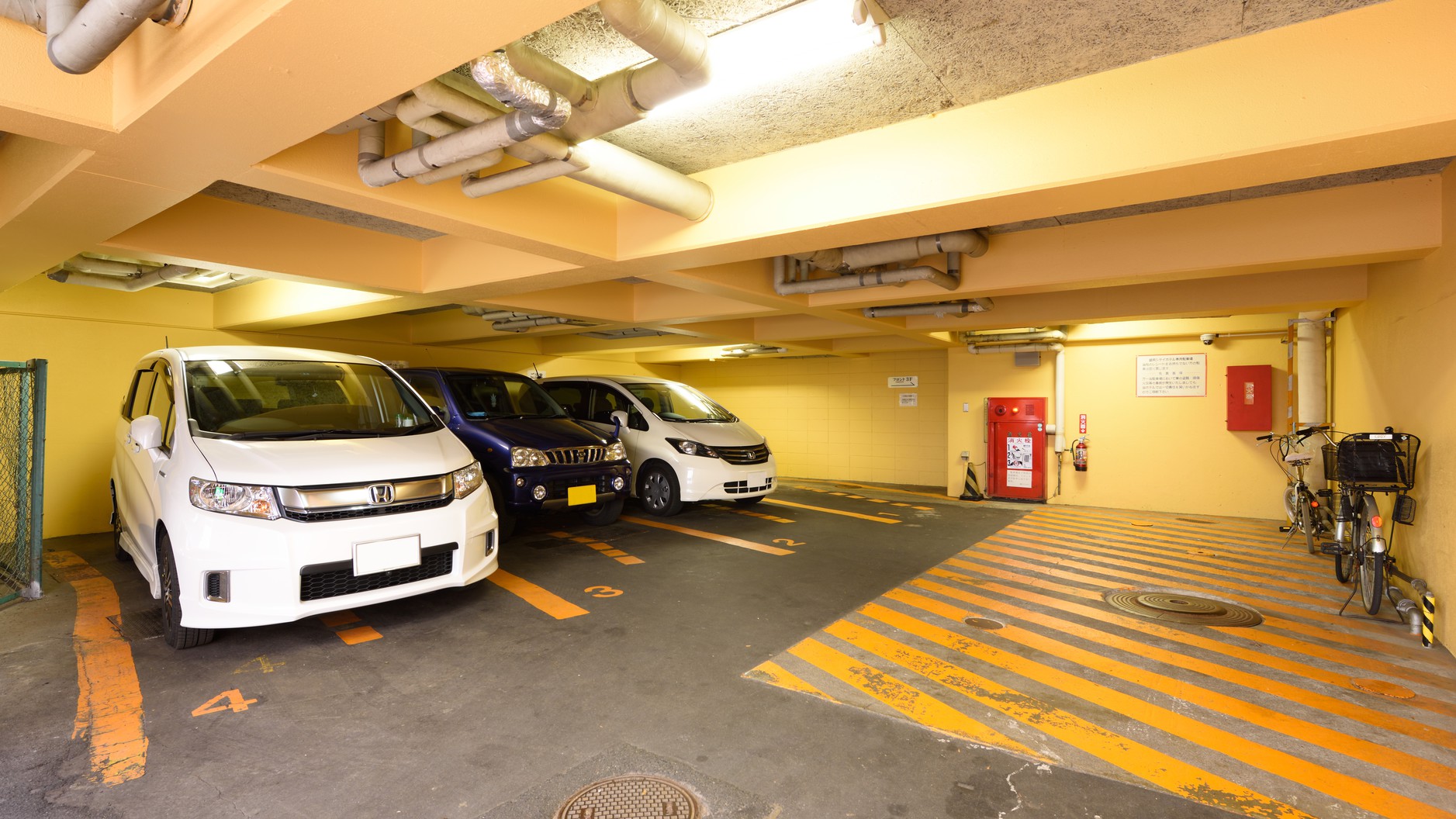 【ホテル専用駐車場】660円（税込）/泊 ※当日の先着4台まで・高さ2m制限あり。