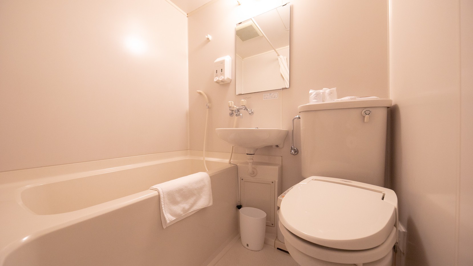【バスルーム】清潔感溢れるユニットタイプのバスルーム※ウォシュレット対応