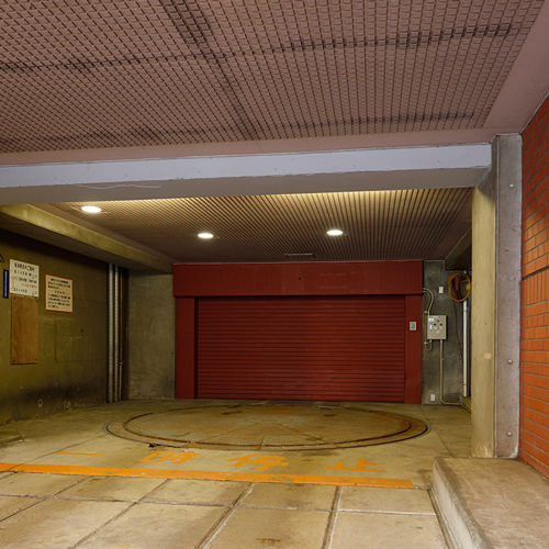 【オートバイ駐輪場】ホテル敷地内に無料でご用意しております。（先着順：５台）