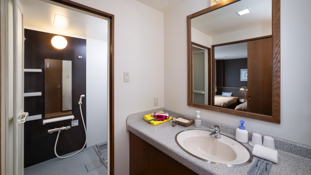 【ワンちゃん洋室】洗面・浴室。ワンちゃん専用シャンプーなども用意