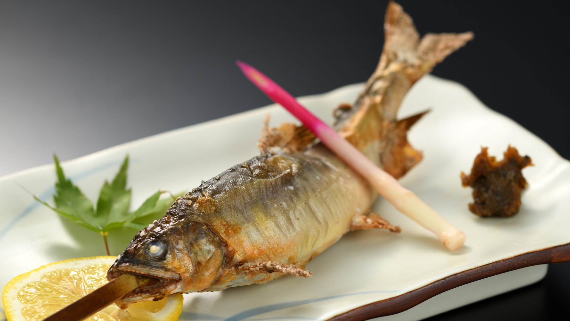 別注料理若旦那がその時々に釣り上げた天然あゆの塩焼き