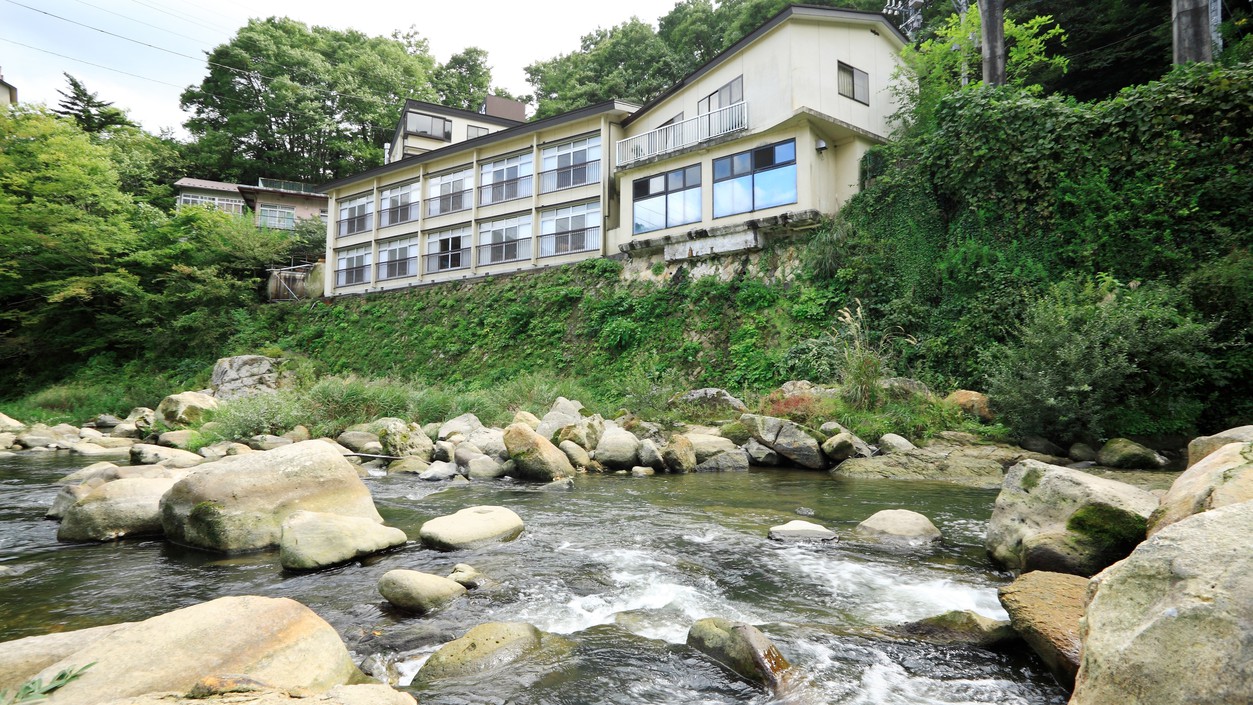 摺上川から見る外館
