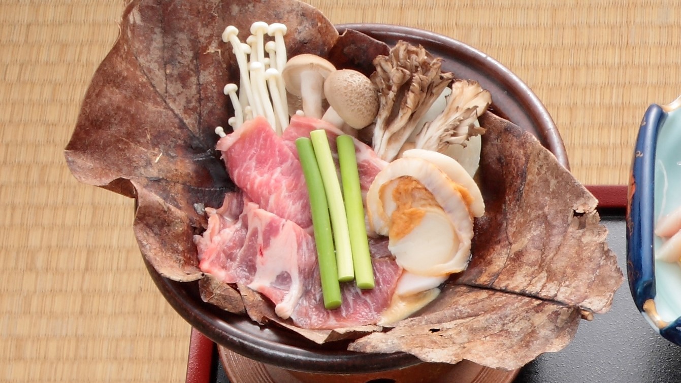 当館オリジナルのおすすめメニューエゴマ豚の朴葉陶板鍋