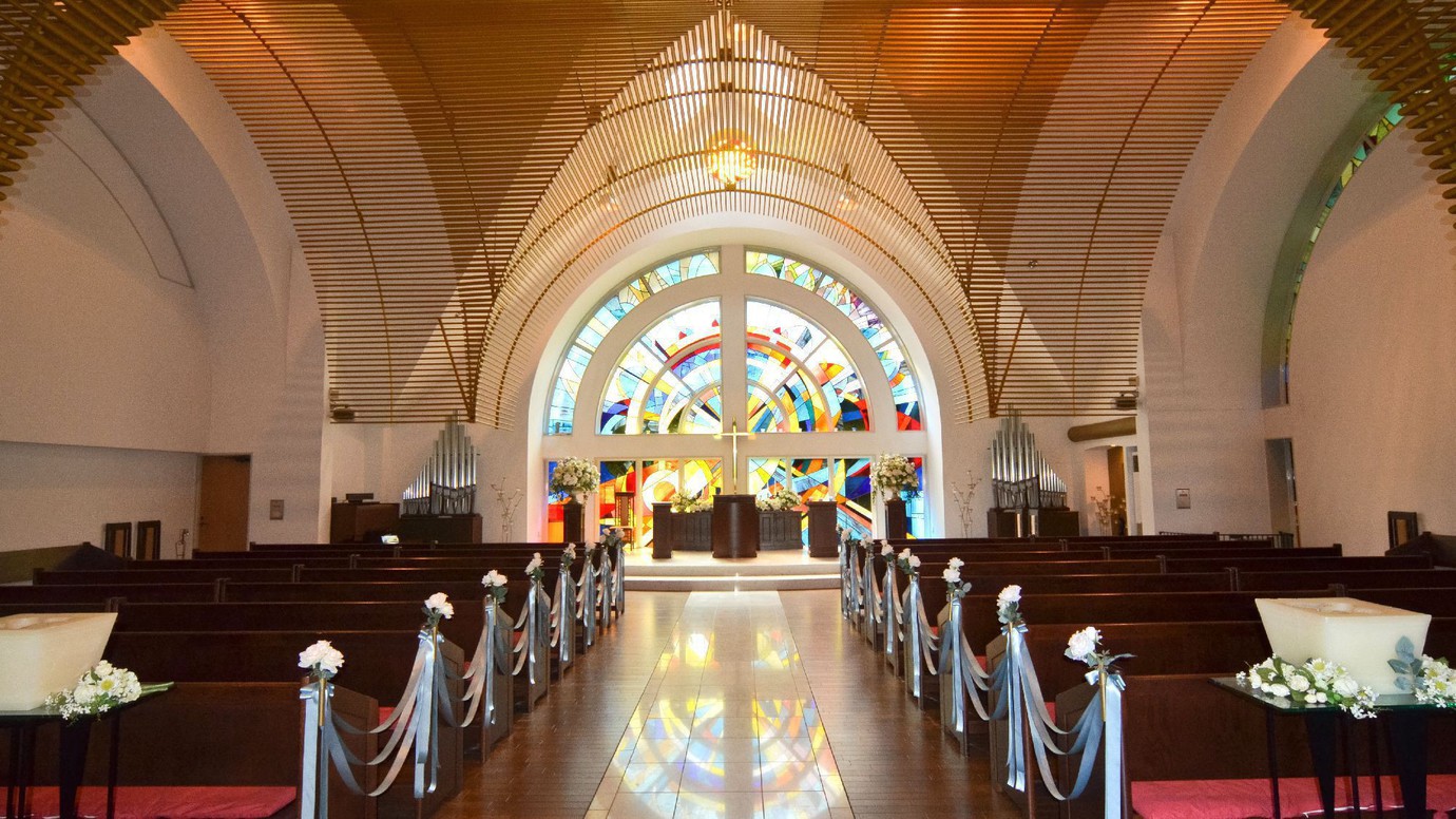【太陽の教会】キラキラと輝くステンドグラスが特徴的な「太陽の教会」