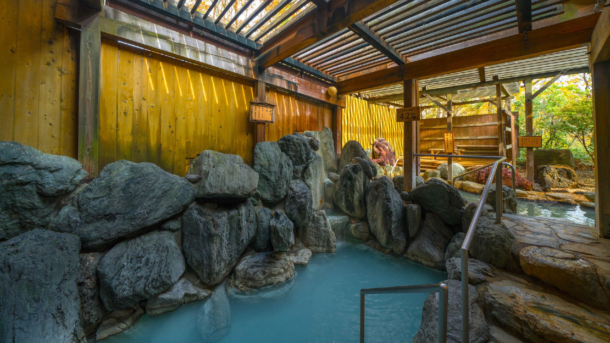 フォレストヴィラ館＜森の湯＞硫黄泉と混合泉2種類の温泉を楽しめる露天風呂