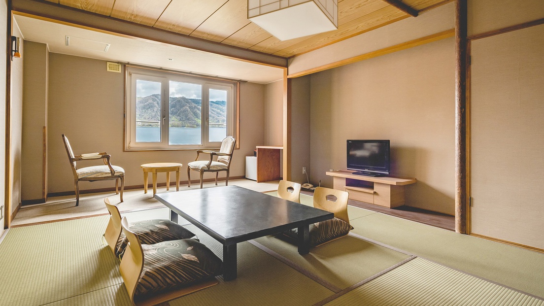 【東館・和室10畳】温泉宿定番の和室。5名までの利用が可能な湖側客室