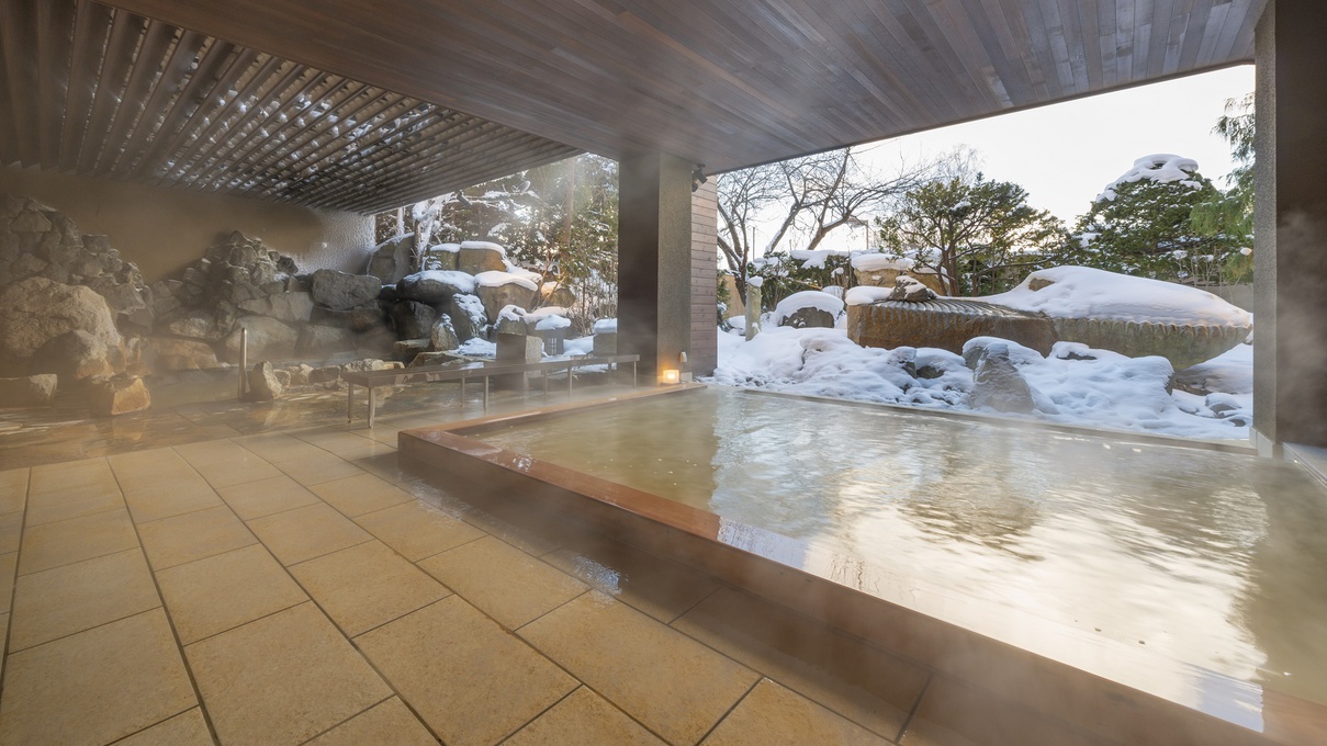 【月の湯・冬】 庭園を望む露天風呂