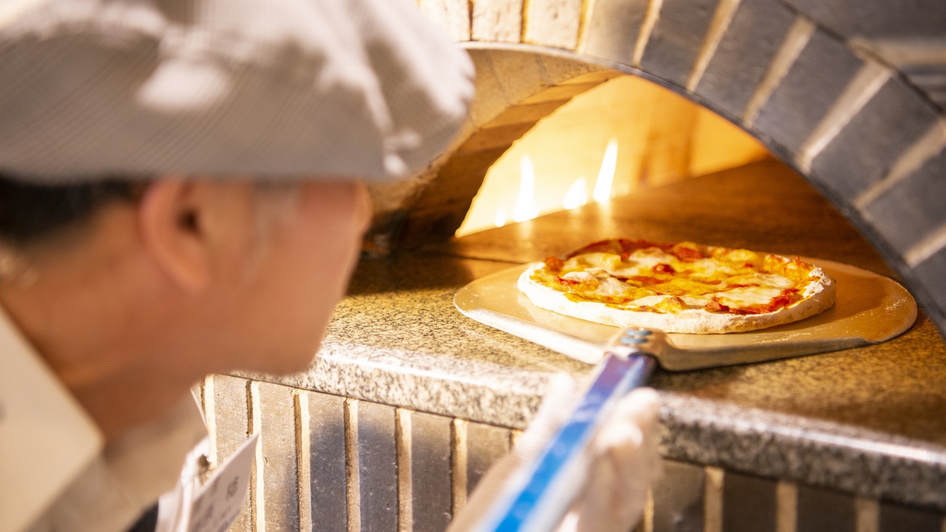 【夕食】石窯焼ピッツァを焼き上がりを知らせる鐘の音に、活気と熱気を感じるビュッフェレストラン