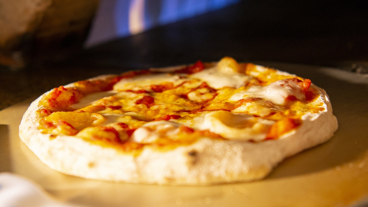 【夕食】石窯焼ピッツァは出来立てアツアツをライブキッチンより提供！焼上がりを鐘の音でお知らせします！