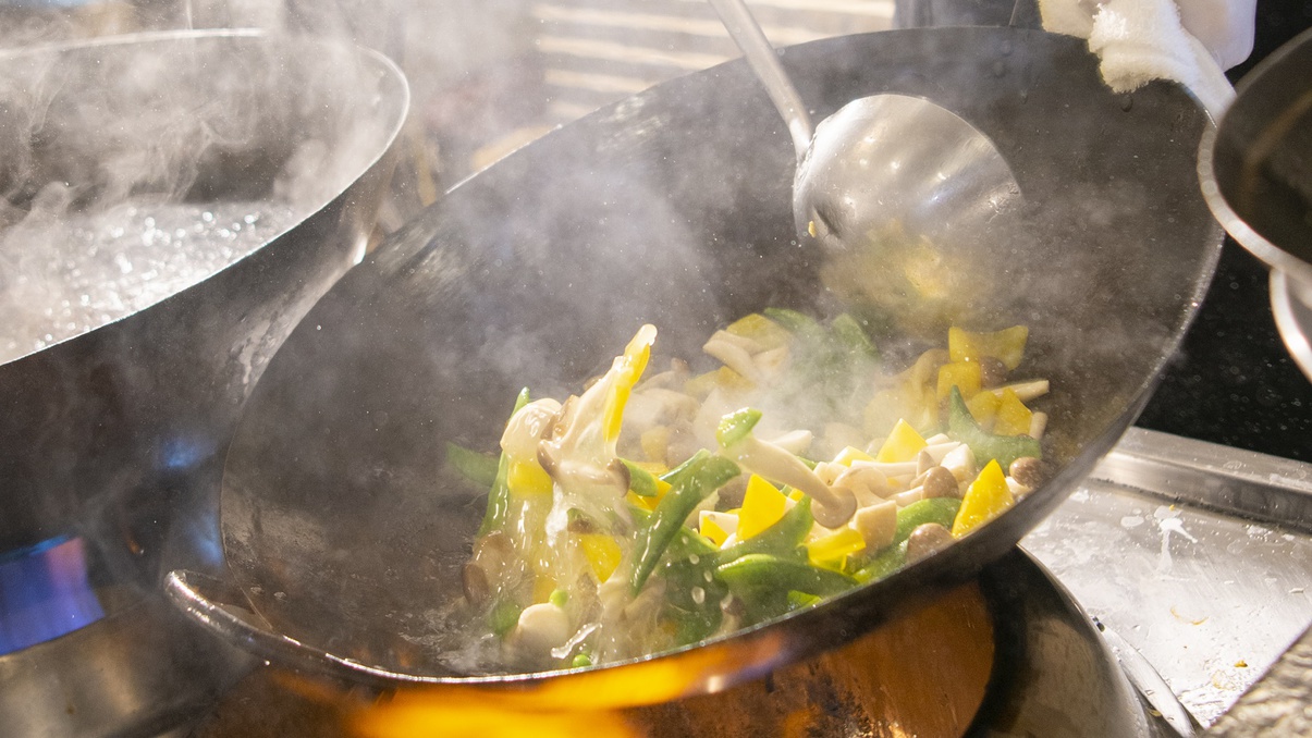 【夕食】出来立てアツアツをライブキッチンより提供！沸き立つ香りや鍋をあおる音に活気と熱気を感じる♪