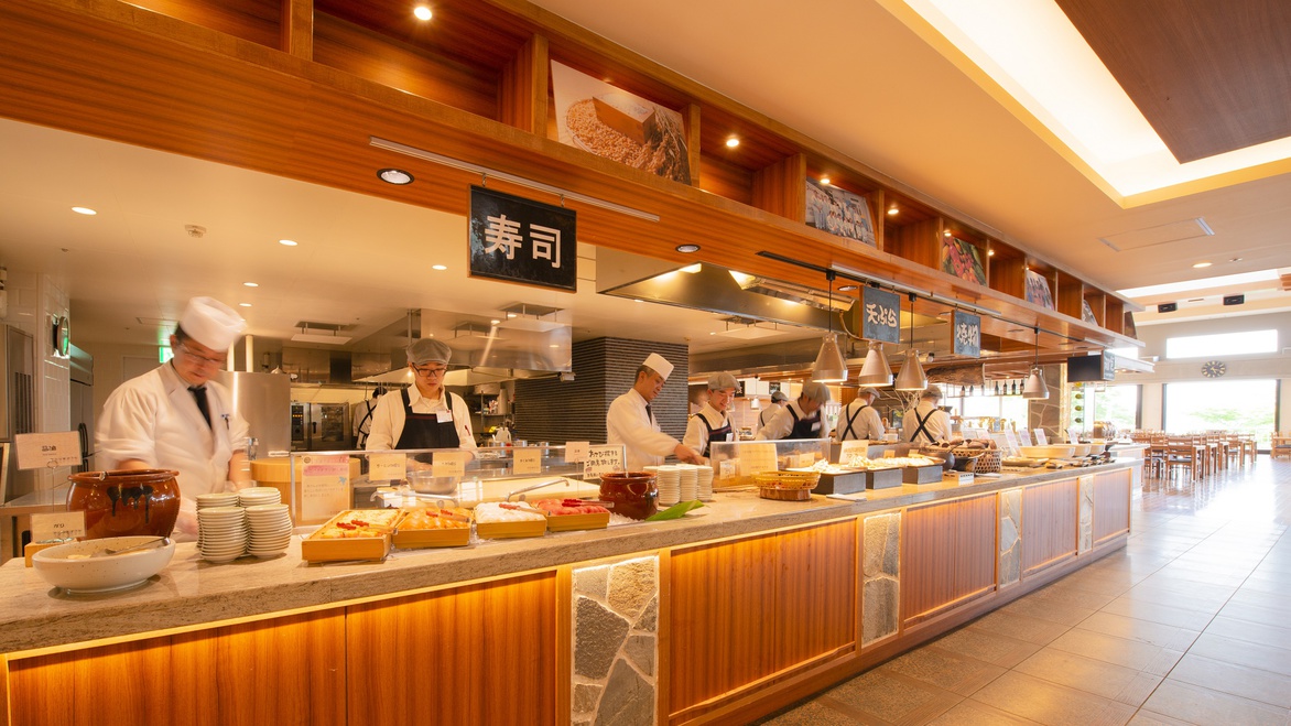 【夕食】石窯焼ピッツァは出来立てアツアツをライブキッチンより提供！