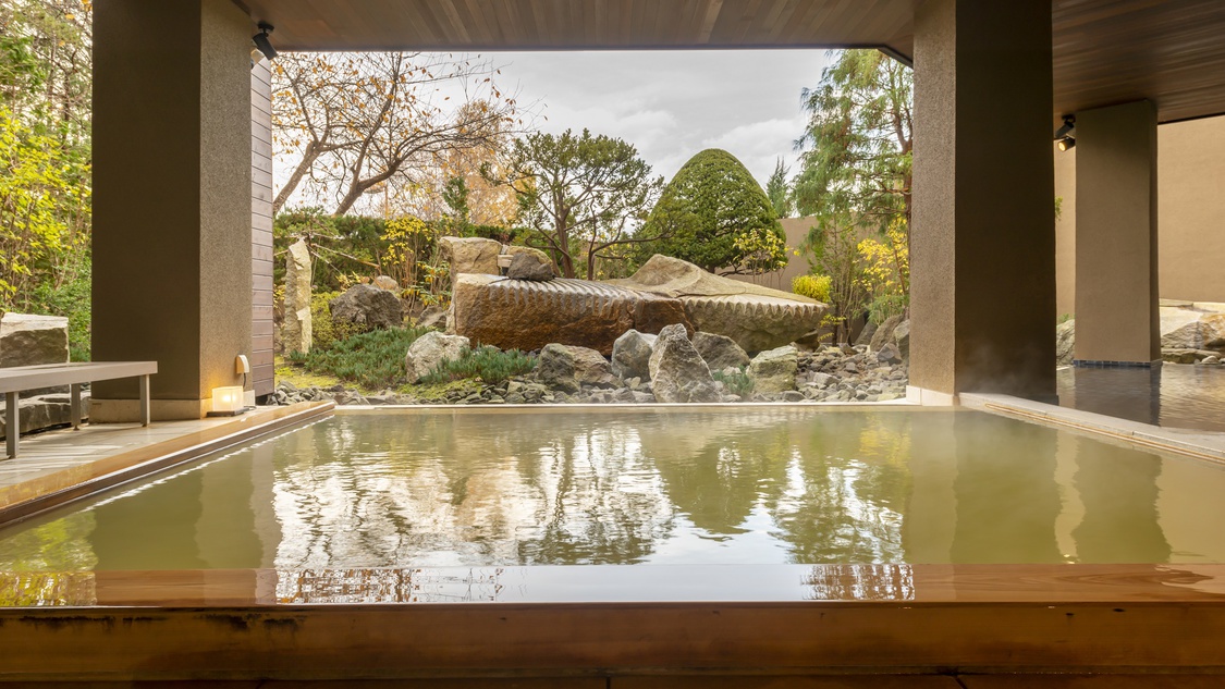 【月の湯・秋】庭園を望む露天風呂