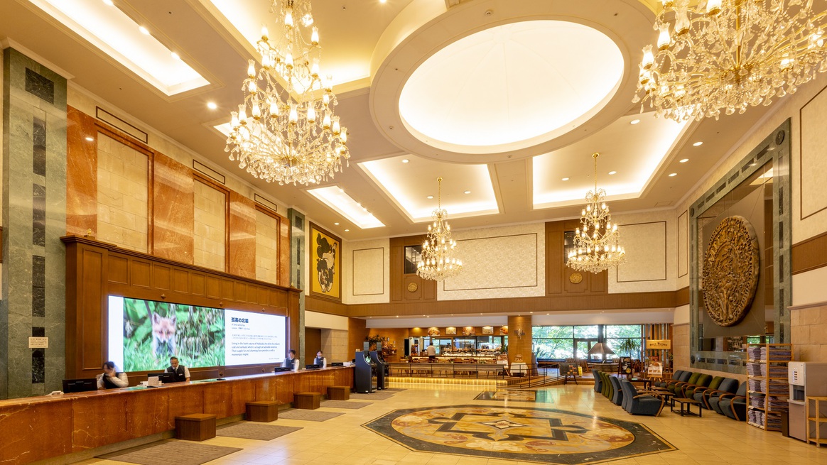 北海道の写真家が撮影した写真が映る大きなサイネージが皆様をお出迎えいたします。