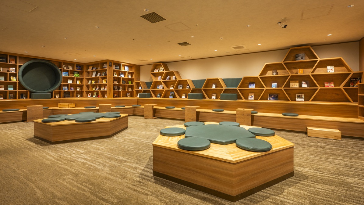 たくさんの本が並ぶ休憩スペース。誰でも使える憩いの場です。