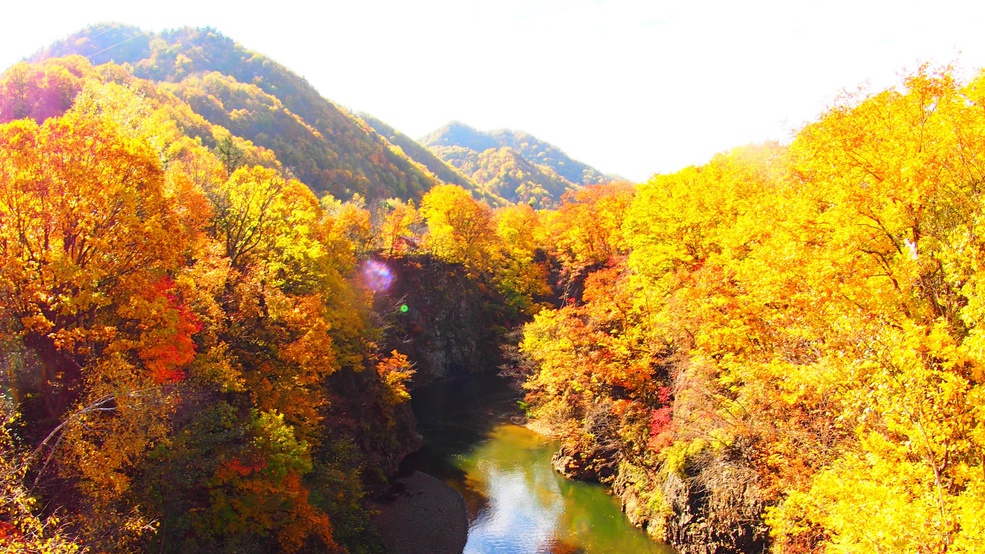 【定山渓紅葉風景】定山渓温泉からほど近い場所で紅葉をたどるカヌーツーリングが体験できます