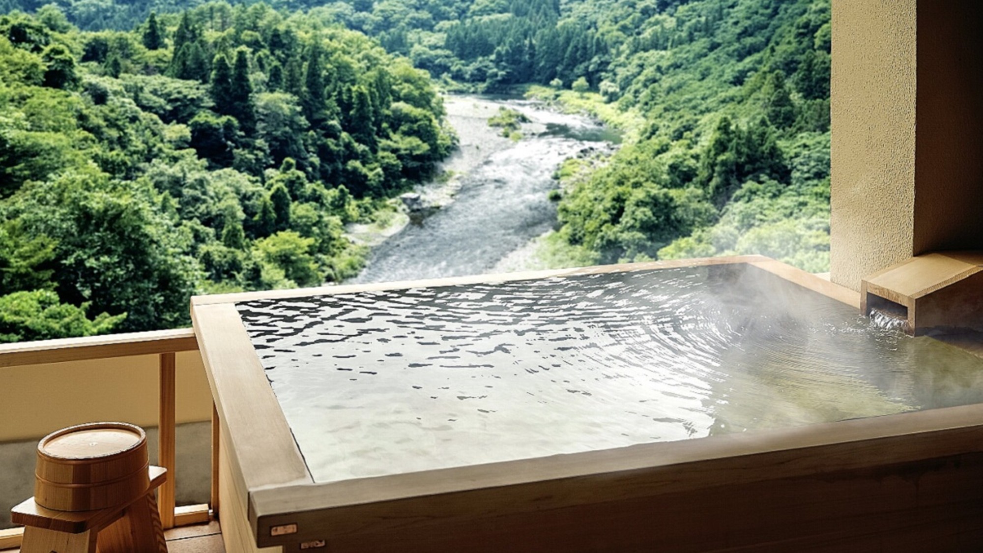 露天風呂付客室（ツイン/ダブル）から渓谷の眺め