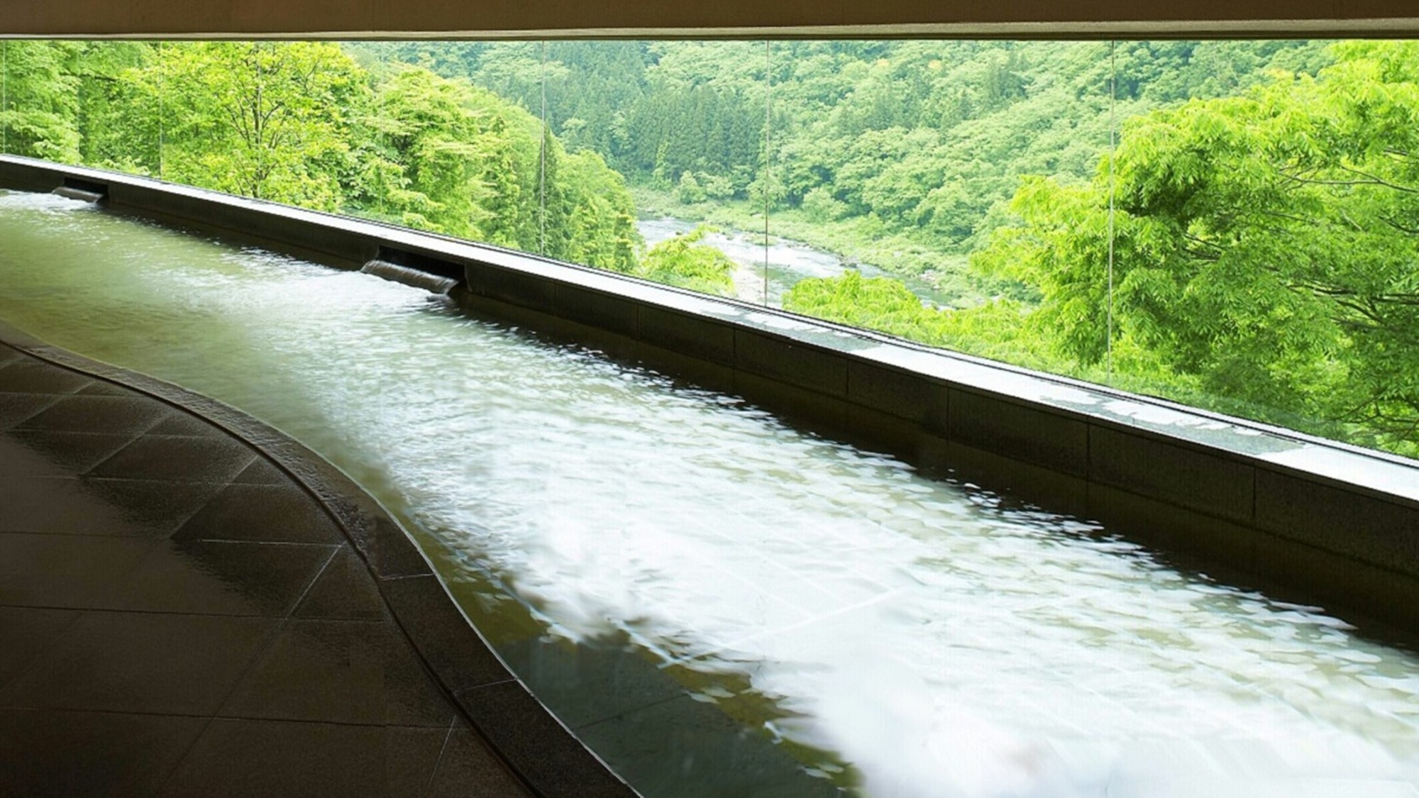 緑が美しい渓流展望風呂※本館が休館の場合はご利用いただけません。ご了承ください。