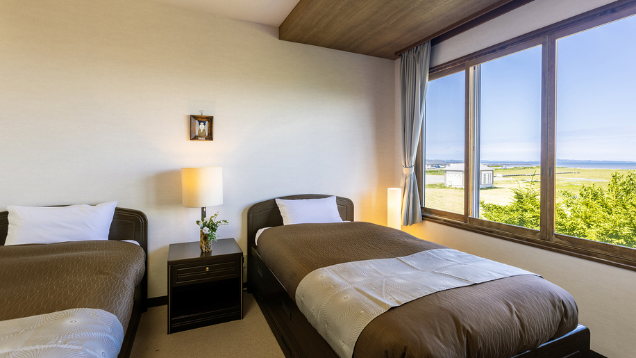 能取湖側のお部屋からは景色をお楽しみいただけます