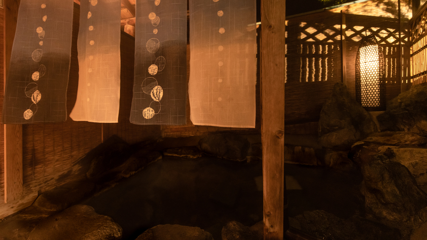 *【貸切露天風呂：檜の湯（外湯）】岩に囲まれた水深の浅い屋根付き露天風呂です。