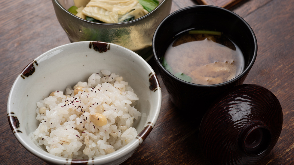 *【夕食一例】食事：もち麦入り豆ごはんと汁物ほか。