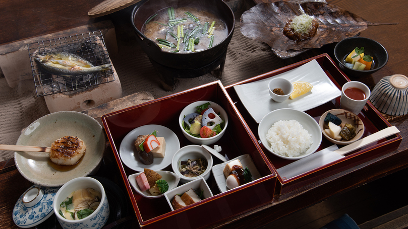 *【朝食一例】朝食は名物の朴葉焼きと五平餅をご用意。特に五平餅は好評をいただいております。