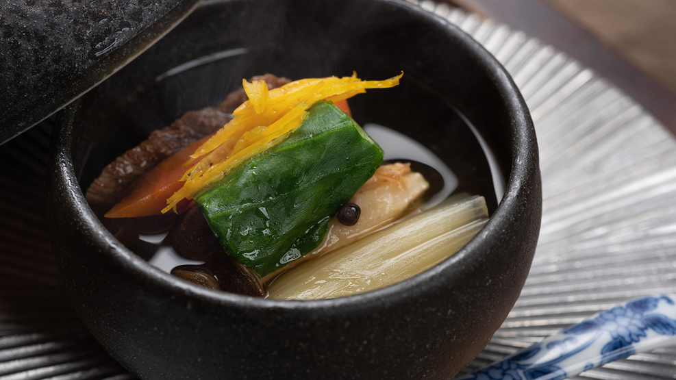 *【夕食一例】先付：蒸葱と飛騨牛すね肉の和風スープ。優しい出汁に移った飛騨牛の香りと野菜の甘みが